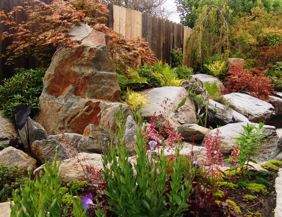サンルイスオビスポにある高級な小さな、夏のアジアンスタイルのおしゃれな庭 (半日向、池、天然石敷き) の写真
