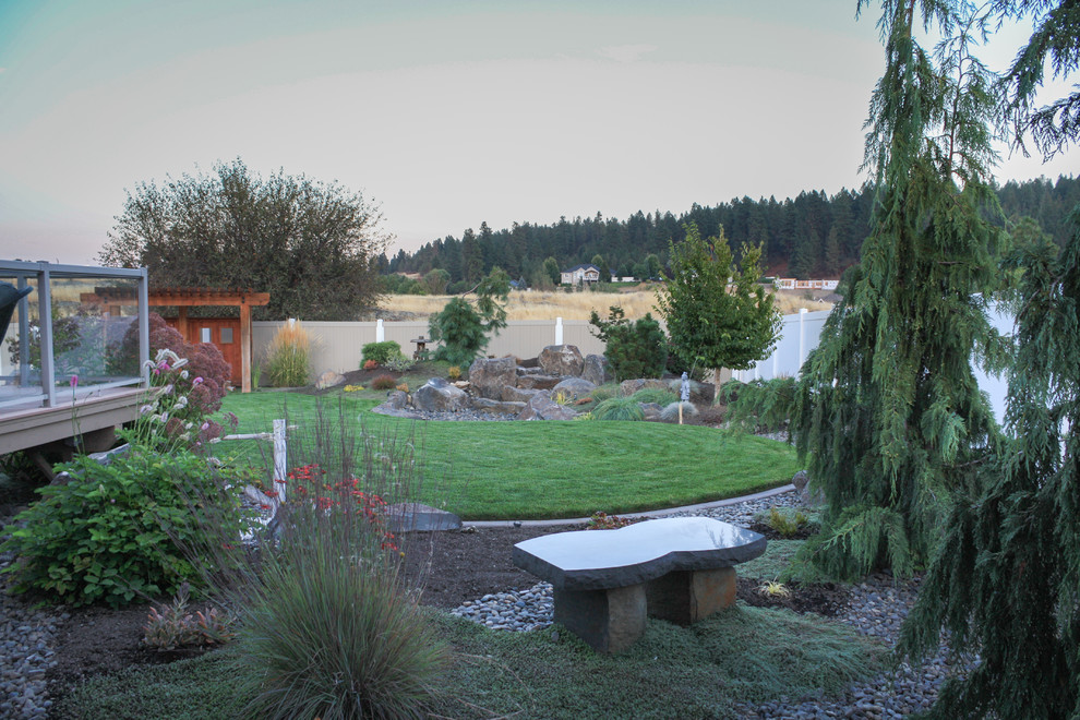 Geometrischer, Kleiner Asiatischer Garten hinter dem Haus in Seattle