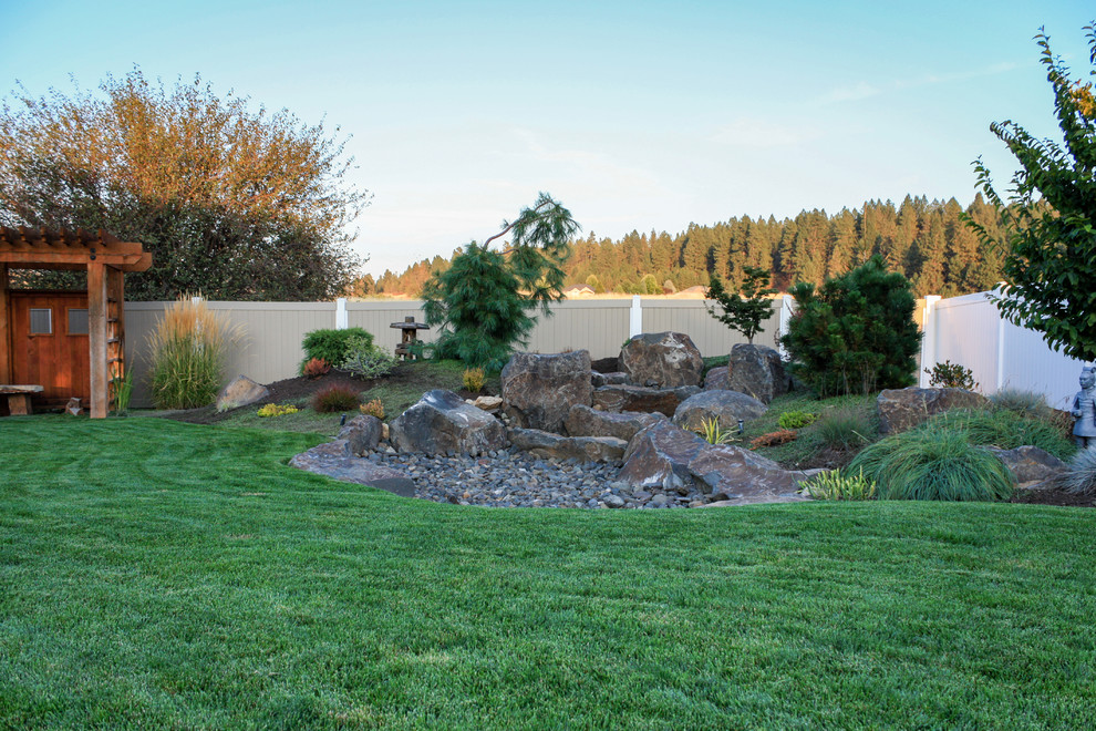 Geometrischer, Kleiner Asiatischer Garten hinter dem Haus in Seattle