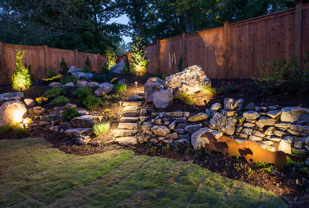 Große, Halbschattige Shabby-Style Gartenmauer hinter dem Haus mit Natursteinplatten in Atlanta