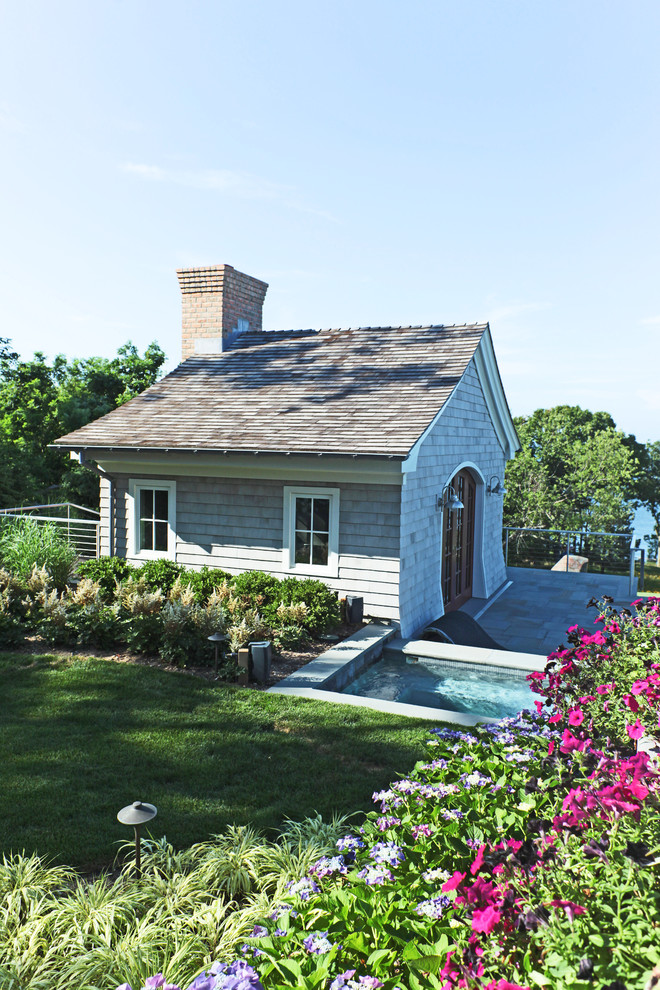 Immagine di un ampio giardino tradizionale esposto in pieno sole dietro casa con pavimentazioni in pietra naturale