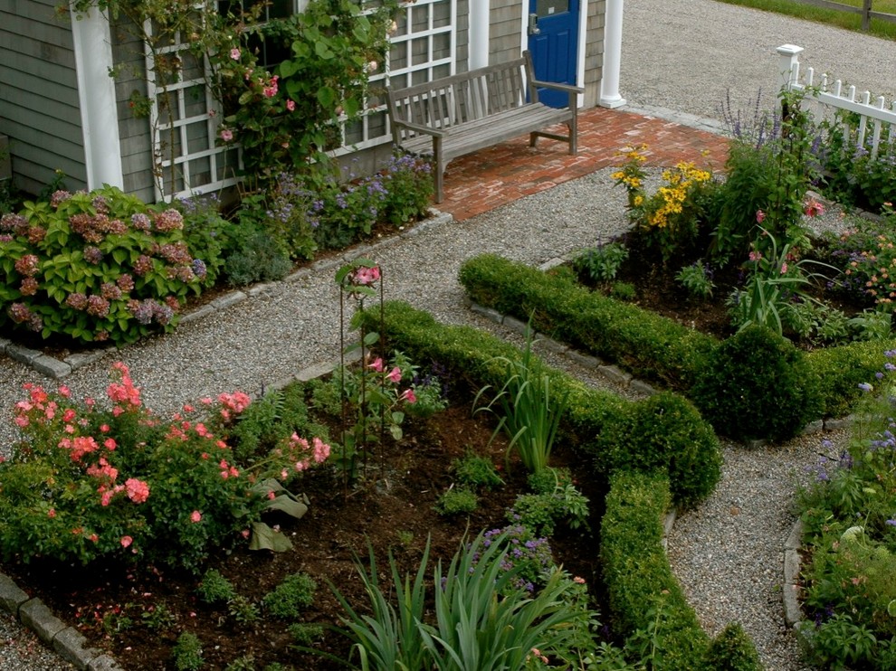 Modelo de camino de jardín costero de tamaño medio en patio delantero con jardín francés y gravilla