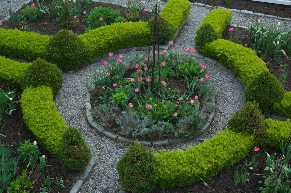 На фото: регулярный сад среднего размера на переднем дворе в морском стиле с садовой дорожкой или калиткой и покрытием из гравия с
