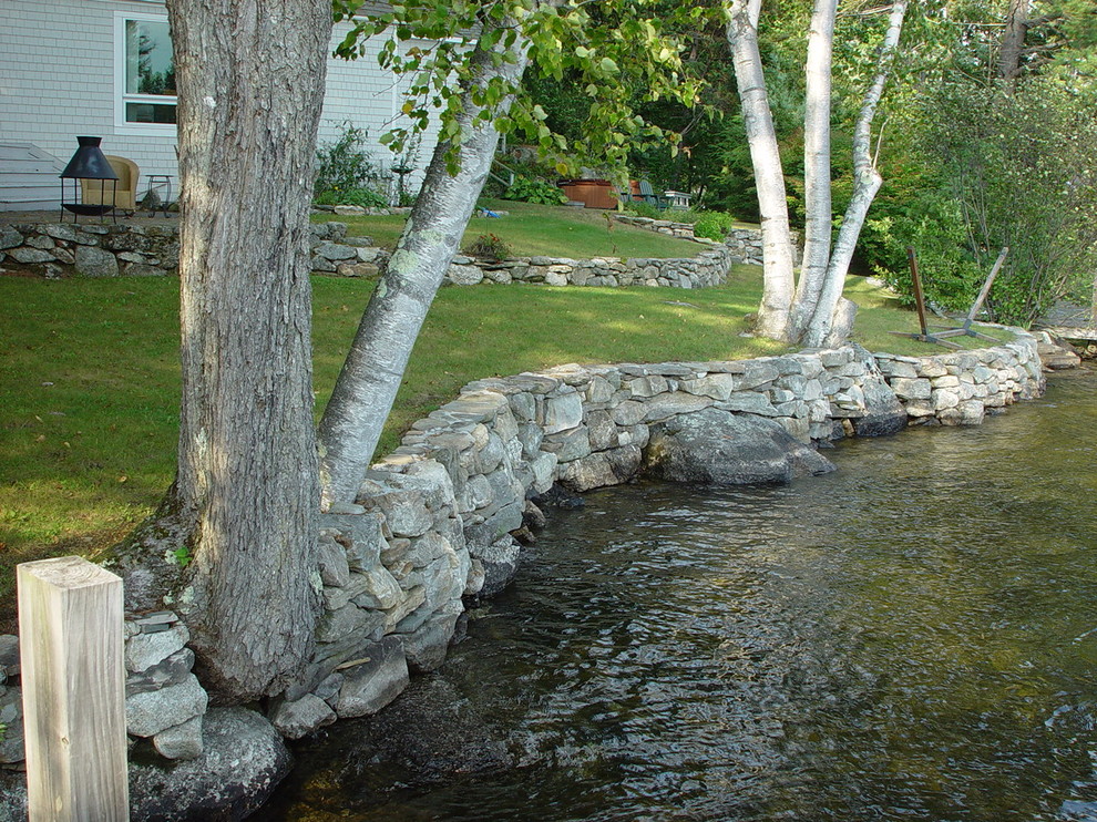 Mittelgroßer, Schattiger Stilmix Garten im Sommer mit Natursteinplatten in Boston
