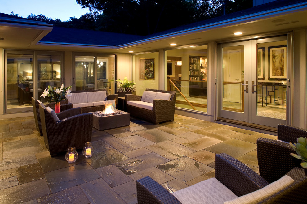 Esempio di un patio o portico minimal in cortile con pavimentazioni in pietra naturale