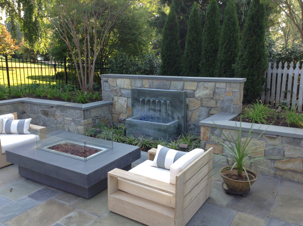 Idee per un piccolo patio o portico contemporaneo dietro casa con fontane e pavimentazioni in pietra naturale