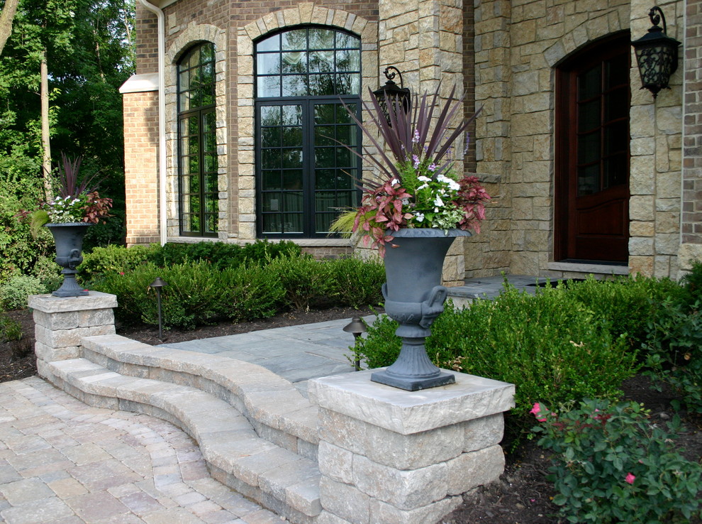 Design ideas for a traditional partial sun front yard concrete paver landscaping in Chicago for summer.