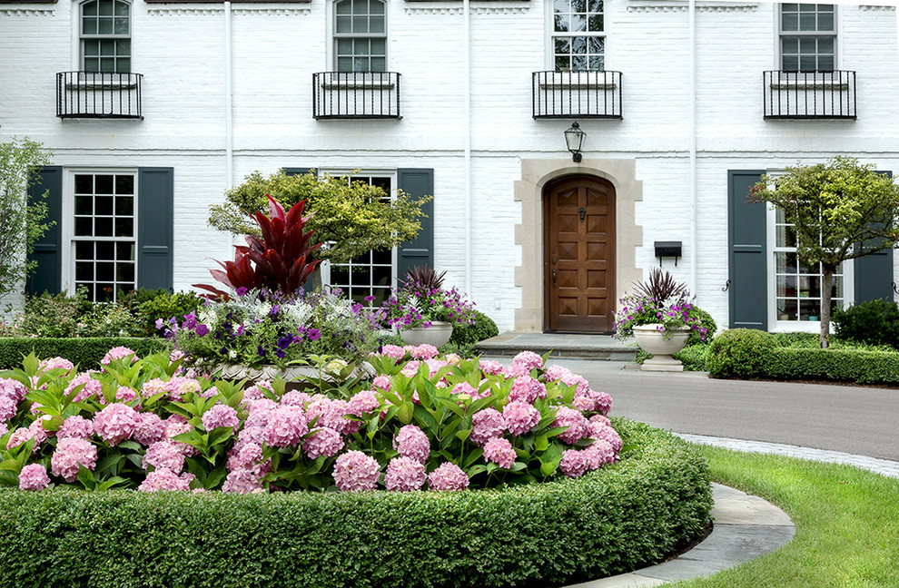 Источник вдохновения для домашнего уюта: большой солнечный, летний участок и сад на переднем дворе в классическом стиле с хорошей освещенностью
