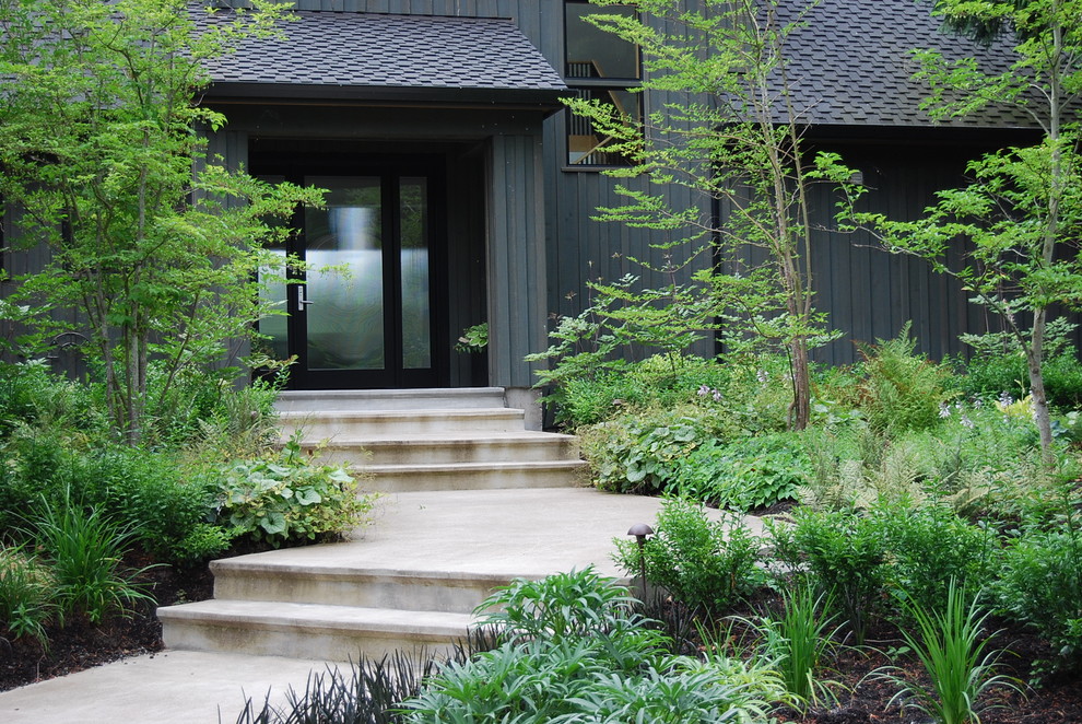 Photo of a contemporary front garden steps in Portland.