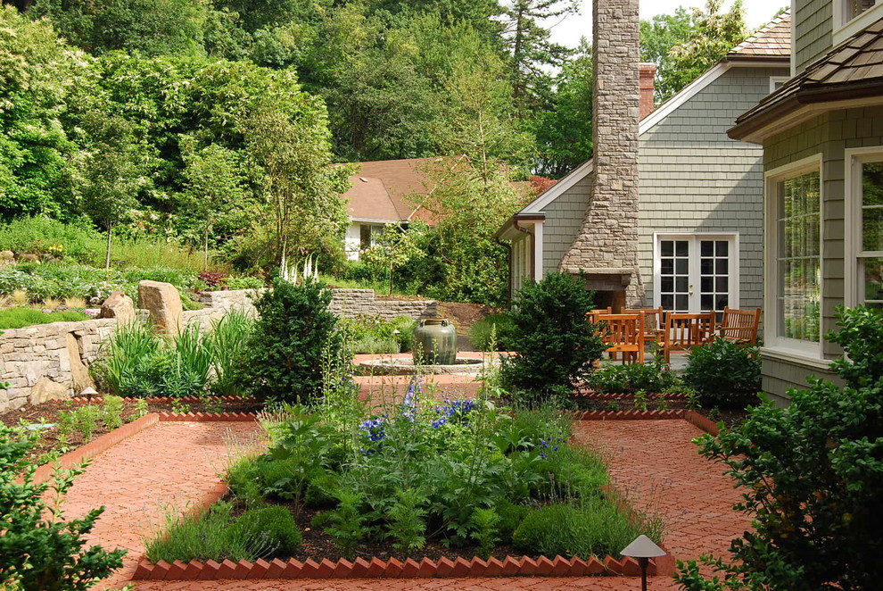 Design ideas for a traditional garden in Portland.