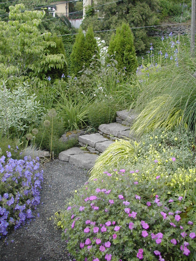 Design ideas for a classic back garden steps in Portland with gravel.