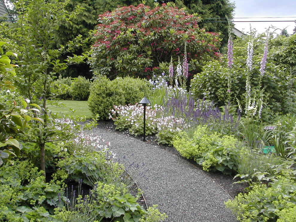 Inspiration for a traditional backyard gravel landscaping in Portland.