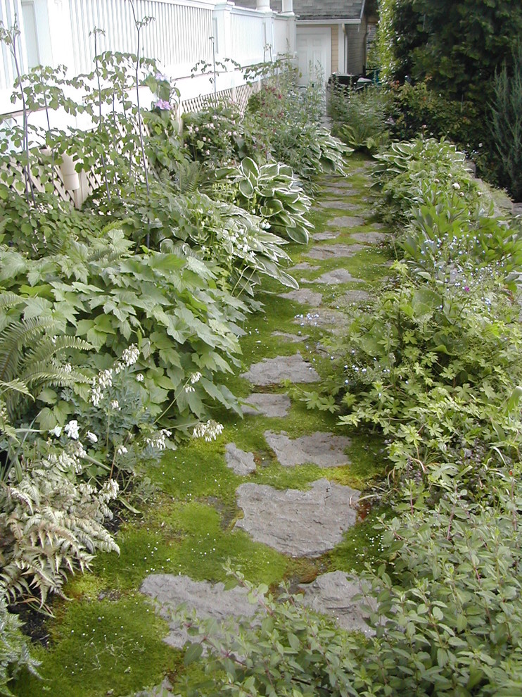 Exemple d'un jardin latéral chic.