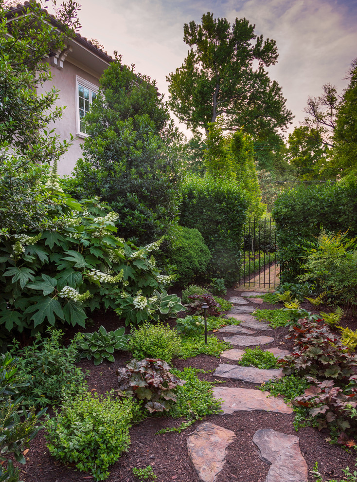 Geometrischer, Mittelgroßer, Halbschattiger Klassischer Gartenweg im Sommer, hinter dem Haus mit Natursteinplatten in Washington, D.C.