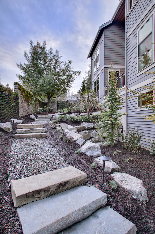 Ispirazione per un giardino american style esposto in pieno sole nel cortile laterale con pavimentazioni in pietra naturale