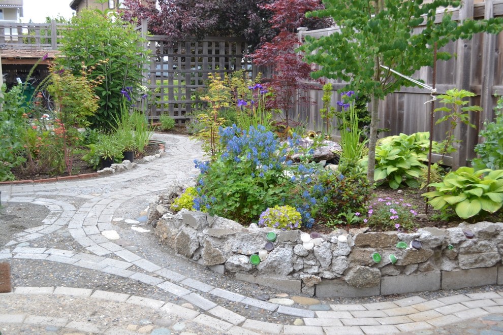 Idee per un piccolo giardino country esposto a mezz'ombra dietro casa in autunno con pavimentazioni in cemento