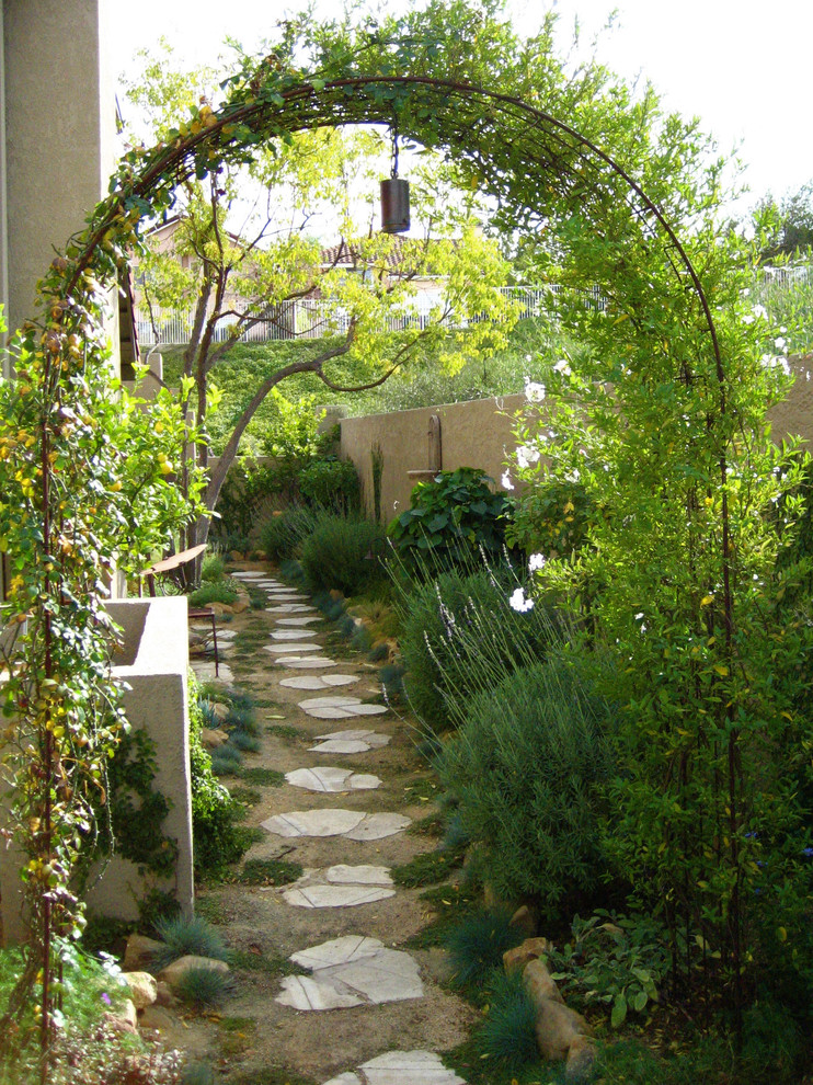 На фото: участок и сад на боковом дворе в средиземноморском стиле с