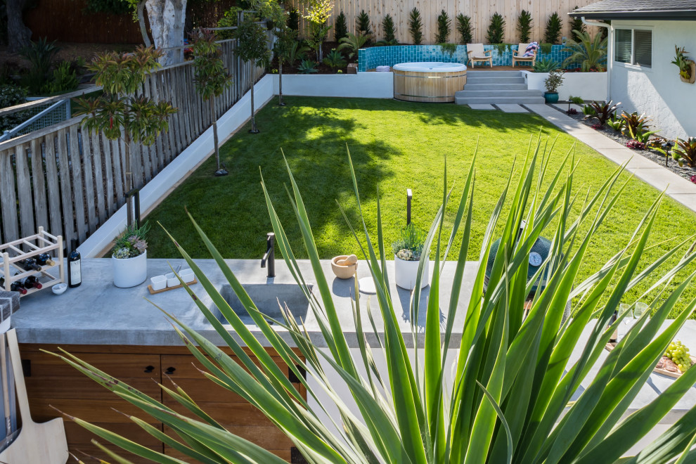 Idee per un grande giardino design dietro casa con pedane