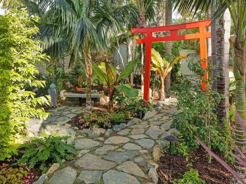 Esempio di un grande giardino xeriscape boho chic esposto a mezz'ombra dietro casa con un ingresso o sentiero e pavimentazioni in pietra naturale