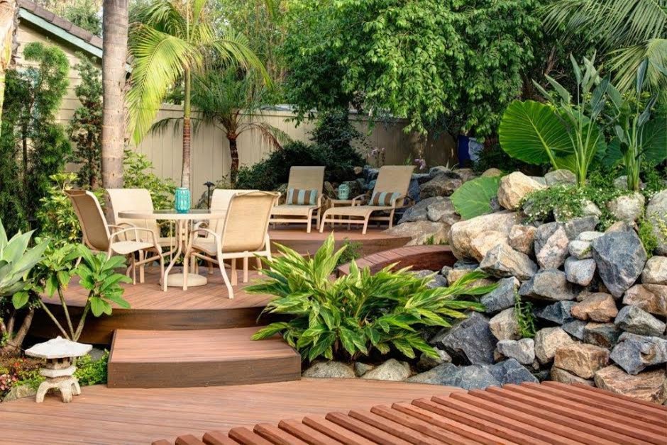 Immagine di un grande giardino xeriscape tropicale esposto a mezz'ombra dietro casa con un ingresso o sentiero e pavimentazioni in pietra naturale
