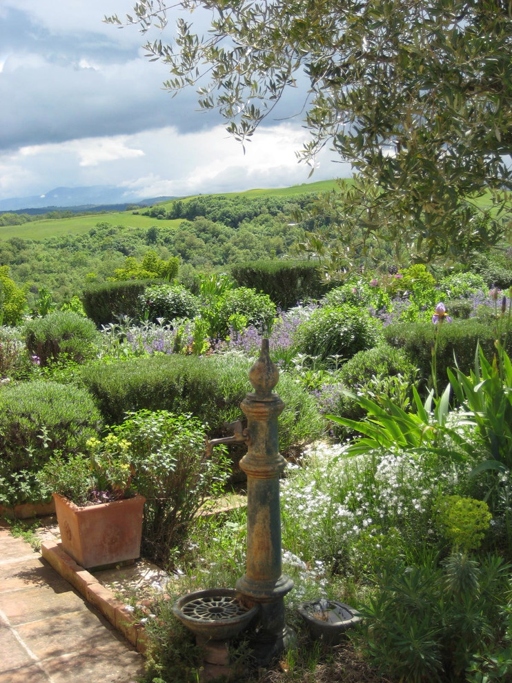 Inspiration pour un jardin à la française méditerranéen au printemps avec une exposition ensoleillée et des pavés en brique.