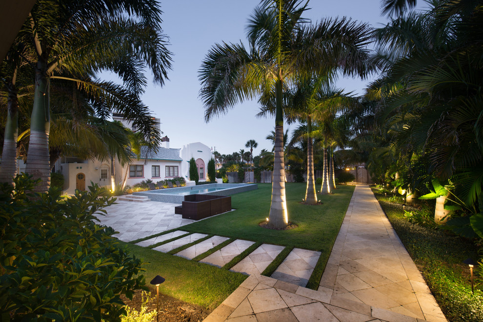 Inspiration for a world-inspired back garden in Tampa.
