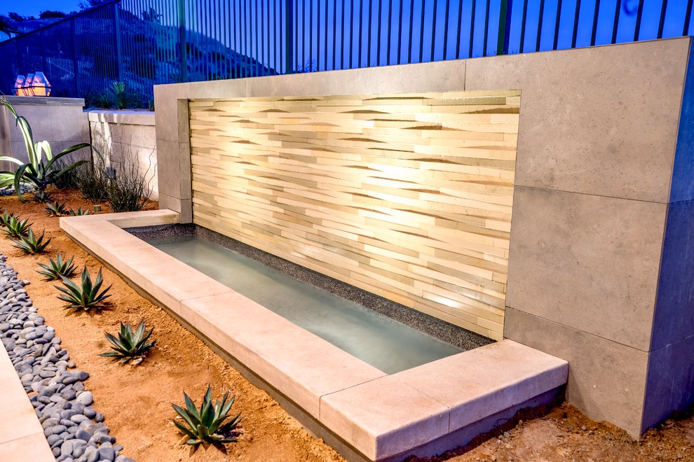 Ispirazione per un giardino minimalista esposto in pieno sole di medie dimensioni con pavimentazioni in pietra naturale
