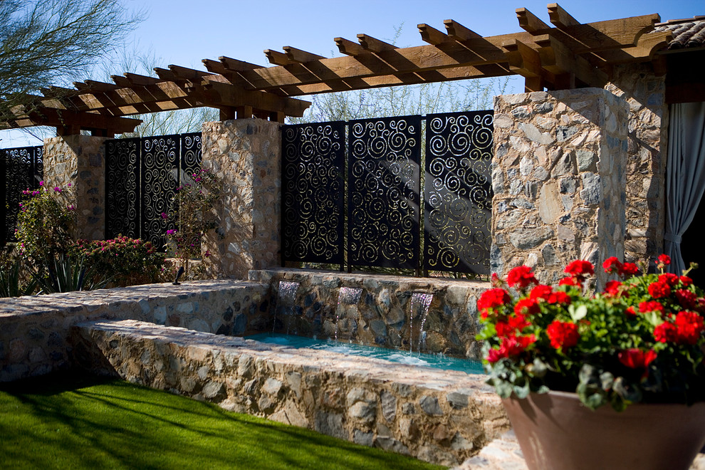 フェニックスにある地中海スタイルのおしゃれな庭の写真