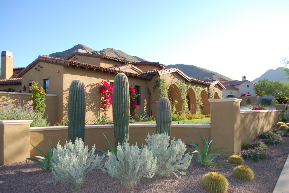Große Mediterrane Gartenmauer neben dem Haus, im Frühling mit Pflastersteinen in Phoenix