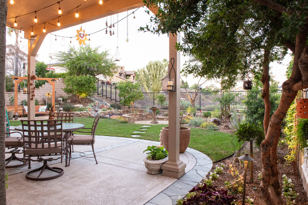 Diseño de jardín clásico en patio trasero con exposición total al sol y con metal