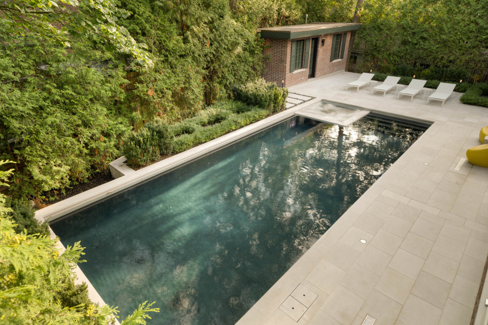 Foto på en liten funkis pool på baksidan av huset, med naturstensplattor