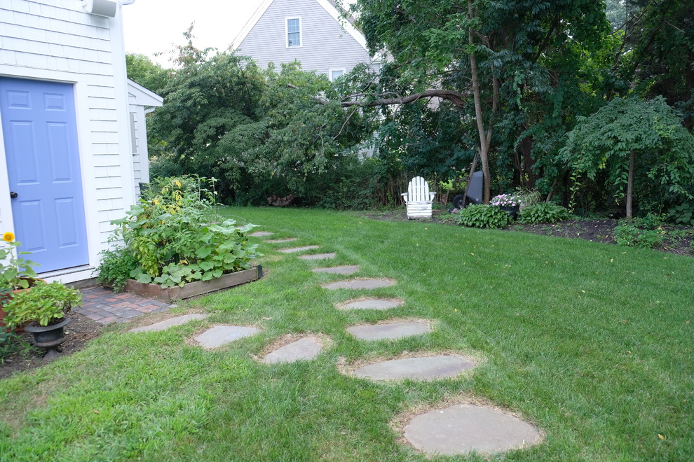 Idee per un giardino contemporaneo esposto in pieno sole di medie dimensioni e dietro casa in estate con pavimentazioni in pietra naturale