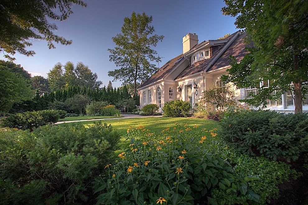 На фото: большой участок и сад на заднем дворе в классическом стиле с покрытием из каменной брусчатки