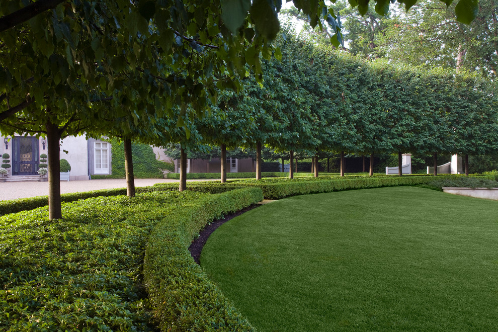 Réalisation d'un grand jardin arrière minimaliste avec une exposition partiellement ombragée et des pavés en béton.