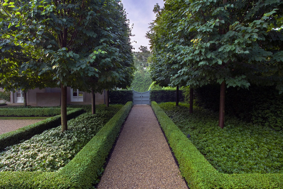 Imagen de camino de jardín moderno grande en patio trasero con jardín francés, exposición parcial al sol y gravilla