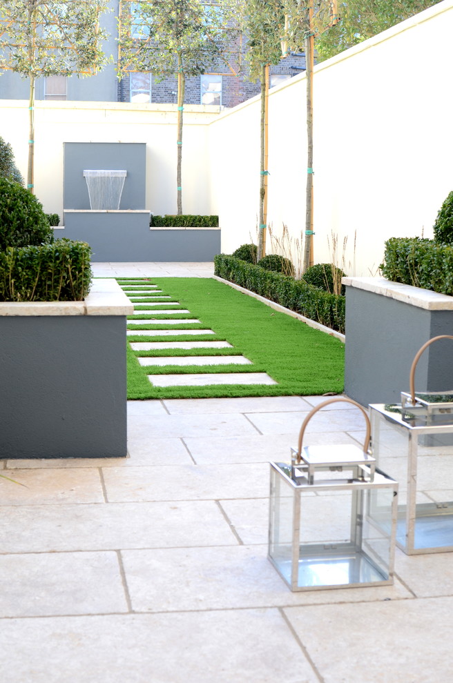 Ispirazione per un giardino minimal in cortile con pavimentazioni in pietra naturale