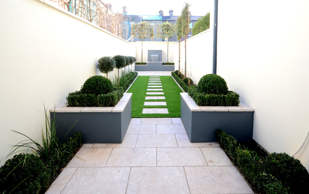 Kleiner, Halbschattiger Moderner Garten hinter dem Haus mit Natursteinplatten in Dublin