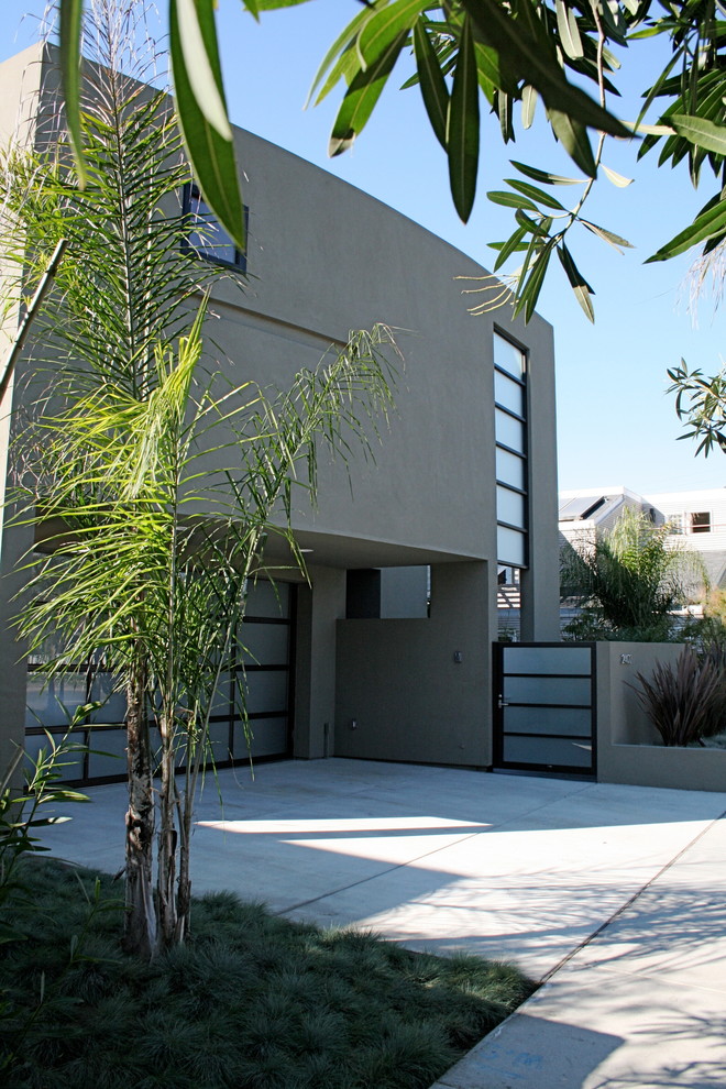 Diseño de acceso privado contemporáneo en patio delantero