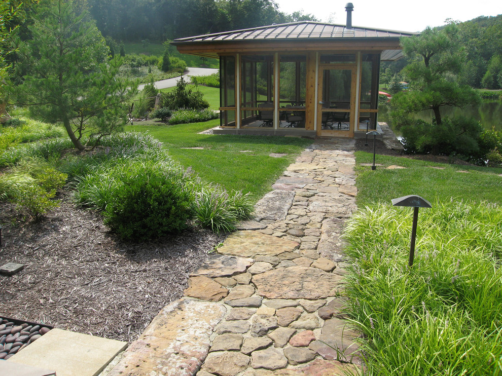 Exemple d'un très grand jardin japonais arrière éclectique l'été avec une exposition ensoleillée et des pavés en pierre naturelle.