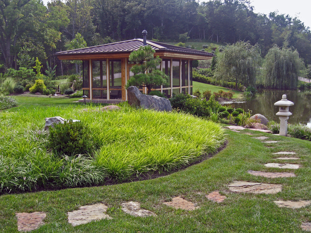 Idee per un ampio giardino etnico esposto in pieno sole dietro casa in estate con pavimentazioni in pietra naturale