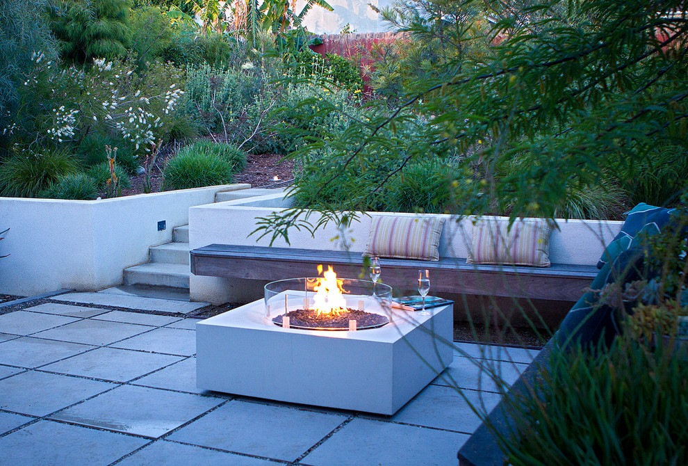 Kleiner Moderner Patio hinter dem Haus mit Feuerstelle und Betonboden in Los Angeles