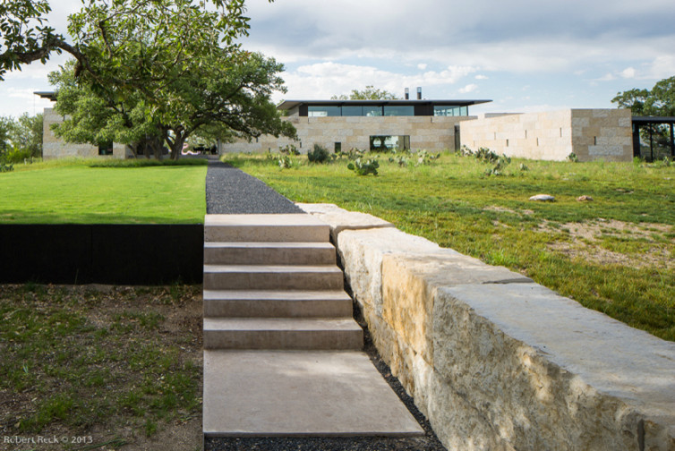 Geräumiger Moderner Garten mit direkter Sonneneinstrahlung in Austin