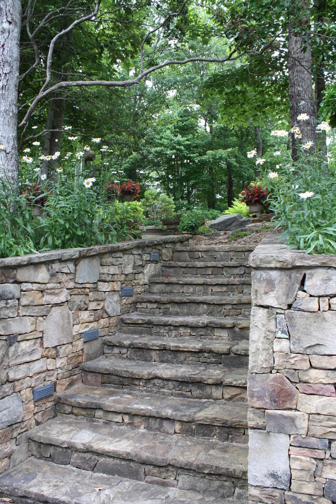 Источник вдохновения для домашнего уюта: участок и сад на склоне в классическом стиле с покрытием из каменной брусчатки