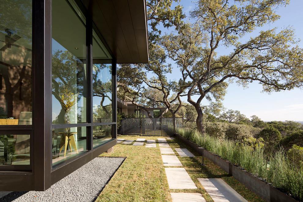 This is an example of a contemporary side yard landscaping in Austin.