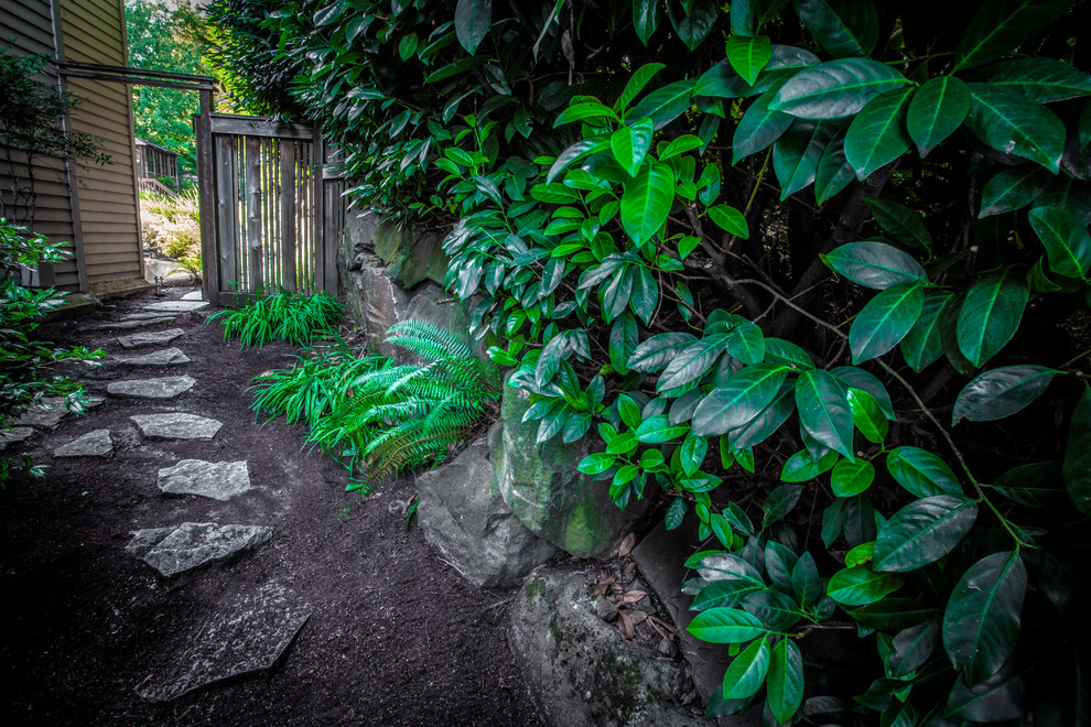 Ejemplo de camino de jardín rústico grande en patio lateral con exposición reducida al sol y adoquines de piedra natural