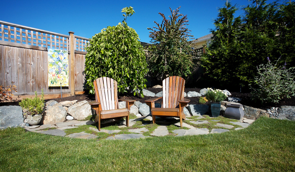 Пример оригинального дизайна: участок и сад на заднем дворе в современном стиле с покрытием из каменной брусчатки
