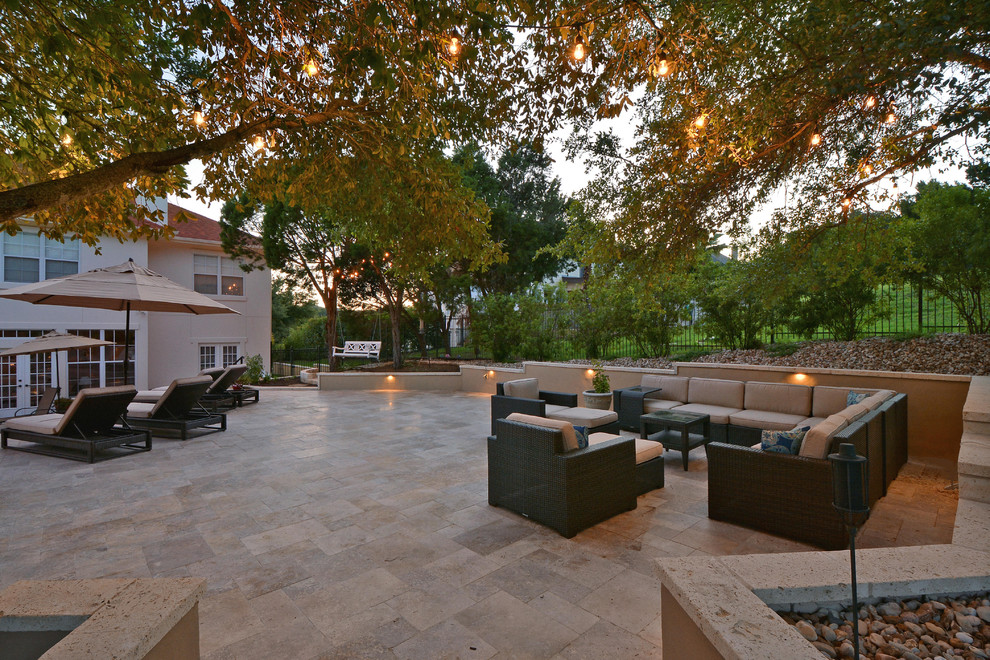 Foto de patio actual en patio trasero con adoquines de piedra natural