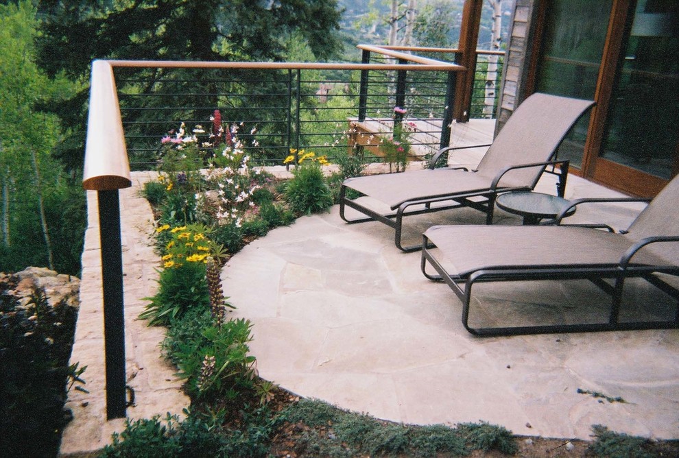 Idee per un grande giardino rustico nel cortile laterale con pavimentazioni in pietra naturale
