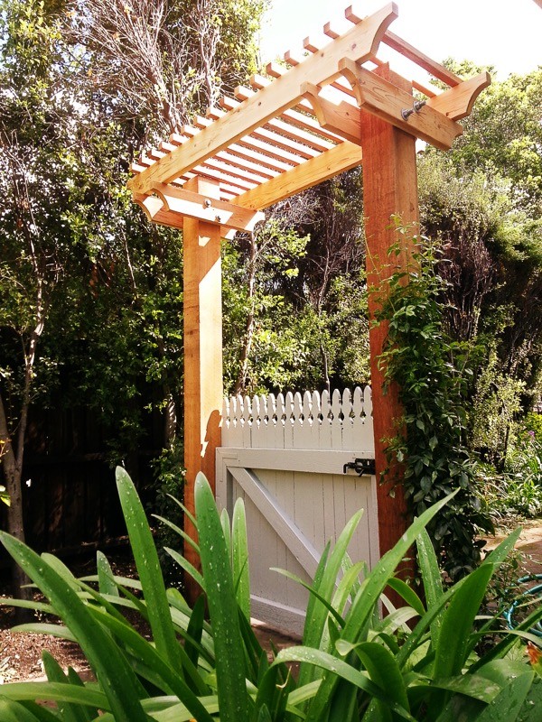 Aménagement d'un petit jardin arrière craftsman au printemps avec une exposition partiellement ombragée et des pavés en pierre naturelle.