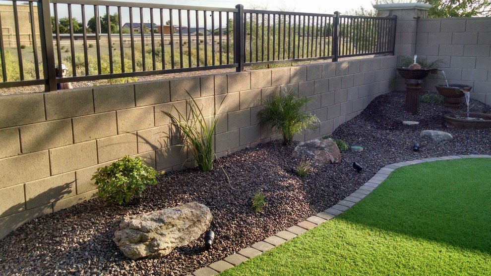 Idee per un piccolo giardino xeriscape chic esposto a mezz'ombra dietro casa con pavimentazioni in mattoni